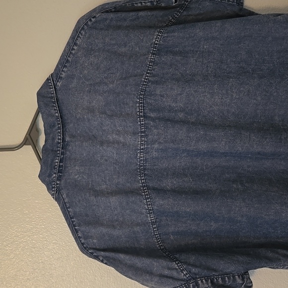 Jane + Delancey | Acid Washed Chambray Short Sleeve Button Down Shirt Size Large - Picture 4 of 9